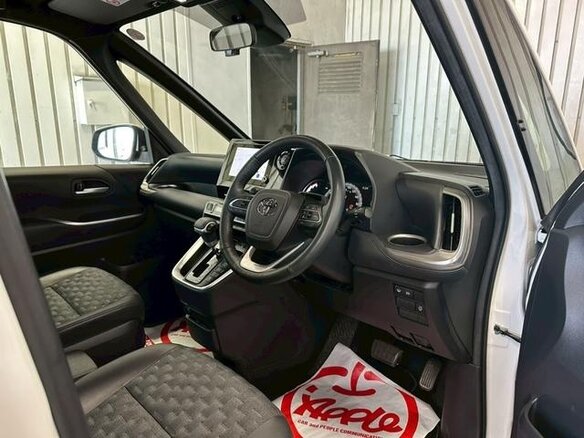 2023 Toyota Voxy IV (R90), белый - вид 13