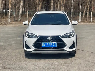 2022 Toyota Yaris IV, белый, 1195000 рублей, вид 2