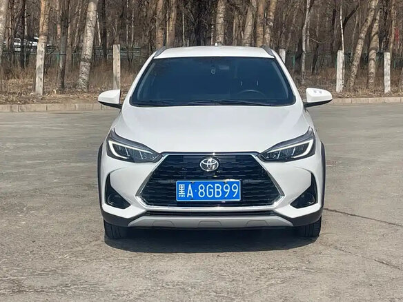 2022 Toyota Yaris IV, белый - вид 1
