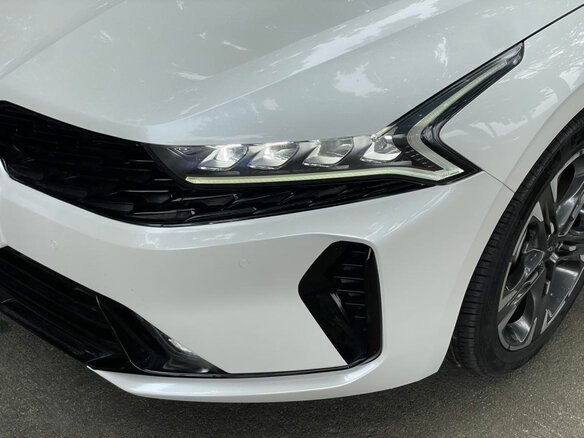 2023 Kia K5 III Рестайлинг, белый - вид 4