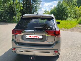 2019 Mitsubishi Outlander PHEV III Рестайлинг 3, серый, 2590000 рублей, вид 4
