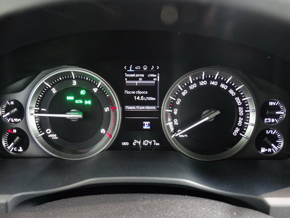 2016 Toyota Land Cruiser 200 Series Рестайлинг 2, белый, 4149000 рублей - вид 8