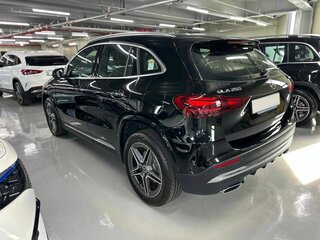 2025 Mercedes-Benz GLA 250 II (H247) Рестайлинг, чёрный, 7392000 рублей, вид 3