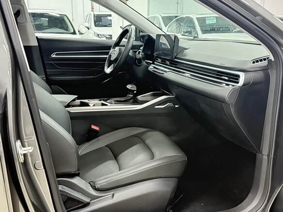2022 Geely Emgrand II, серебристый - вид 11
