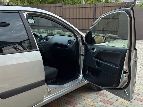 2007 Ford Fiesta Mk5, серебристый, 380000 рублей - вид 11