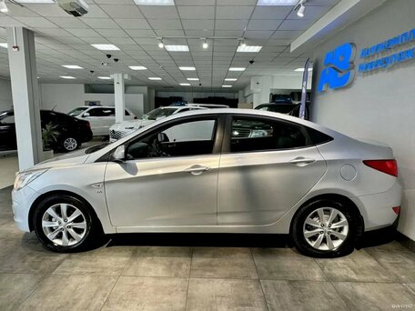 2016 Hyundai Solaris I Рестайлинг, серебристый, 980000 рублей, вид 5