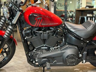 2023 Harley-Davidson Street Bob, красный, 1940000 рублей, вид 4