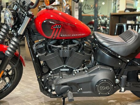 2023 Harley-Davidson Street Bob, красный, 1940000 рублей, вид 4