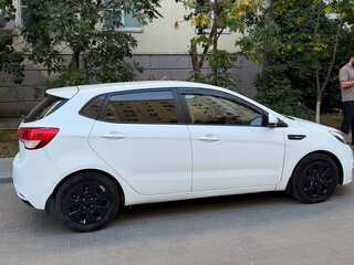 2015 Kia Rio III Рестайлинг, белый, 1100000 рублей, вид 3