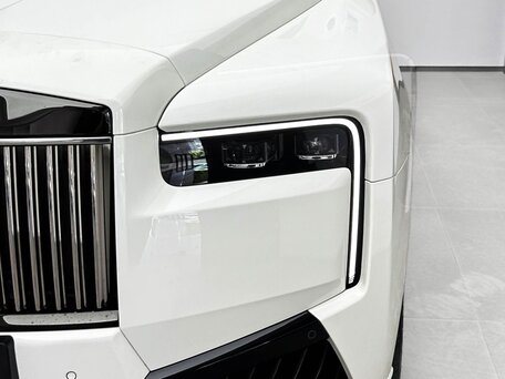 2026 Rolls-Royce Cullinan Black Badge I Рестайлинг (Series II), белый, 51600000 рублей, вид 2