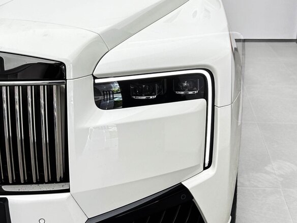 2026 Rolls-Royce Cullinan Black Badge I Рестайлинг (Series II), белый, 51600000 рублей - вид 1