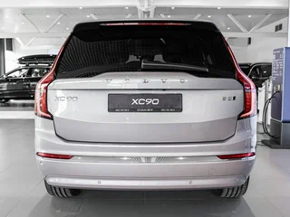 2026 Volvo XC90 B5 II Рестайлинг 2, серебристый, 9460000 рублей, вид 4