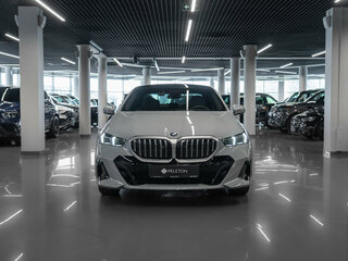 2023 BMW 5 серии 530i xDrive VIII (G60/G61/G68), серый, 7500000 рублей, вид 3