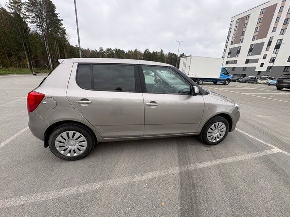 2011 Skoda Fabia II Рестайлинг, серый, 750000 рублей
