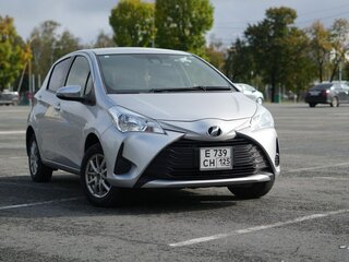 2018 Toyota Vitz III (XP130) Рестайлинг 2, серый, 915000 рублей, вид 1