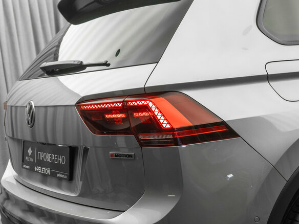 2018 Volkswagen Tiguan II, серебристый - вид 29