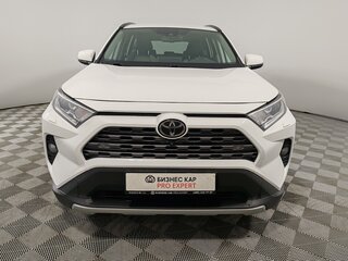 2021 Toyota RAV4 V (XA50), белый, 2955000 рублей, вид 2