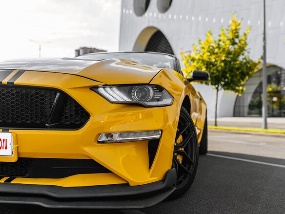 2020 Ford Mustang VI Рестайлинг, жёлтый, 3600000 рублей - вид 13