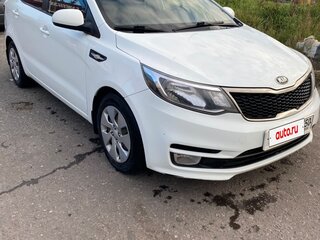 2017 Kia Rio III Рестайлинг, белый, 900000 рублей, вид 3