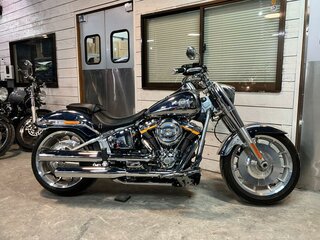 2025 Harley-Davidson Fat Boy, серебристый, 4899000 рублей, вид 2