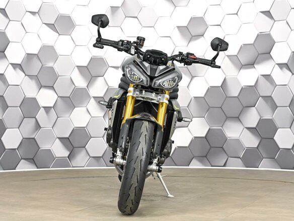 2022 Triumph Speed Triple, серебристый, 1117000 рублей - вид 4