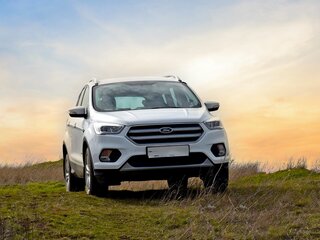 2017 Ford Kuga II Рестайлинг, белый, 1790000 рублей, вид 1