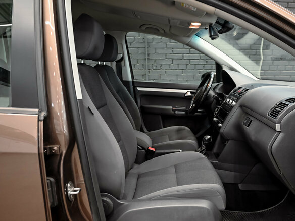 2012 Volkswagen Touran I Рестайлинг 2, коричневый, 1100000 рублей - вид 11