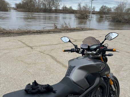 2015 Yamaha MT-09 (FZ-09), серебристый, 650000 рублей, вид 3
