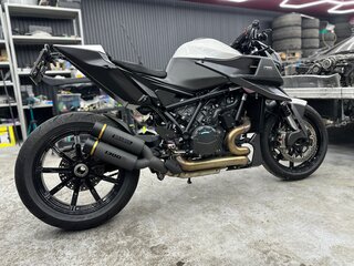 2023 KTM 1290 Super Duke R Evo, серый, 4999000 рублей, вид 4