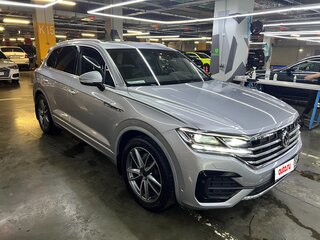 2018 Volkswagen Touareg III, серебристый, 4300000 рублей, вид 1