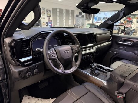 2025 Chevrolet Silverado Crew Cab IV (T1XX) Рестайлинг, чёрный, 5900000 рублей, вид 3