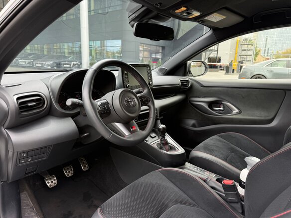 2020 Toyota Yaris IV, белый, 4100000 рублей - вид 7