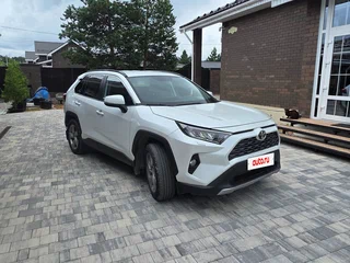 2021 Toyota RAV4 V (XA50), белый, 2850000 рублей, вид 2