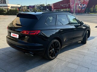 2018 Volkswagen Touareg III, чёрный, 6000000 рублей, вид 4