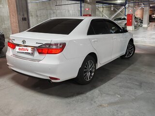 2016 Toyota Camry VII (XV50) Рестайлинг, белый, 1990000 рублей, вид 3