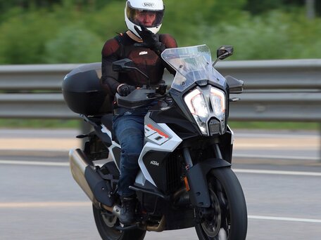 2023 KTM 1290 Super Adventure S, серый, 1487000 рублей, вид 4