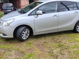 2010 Toyota Verso I, серебристый, 1000000 рублей, вид 4