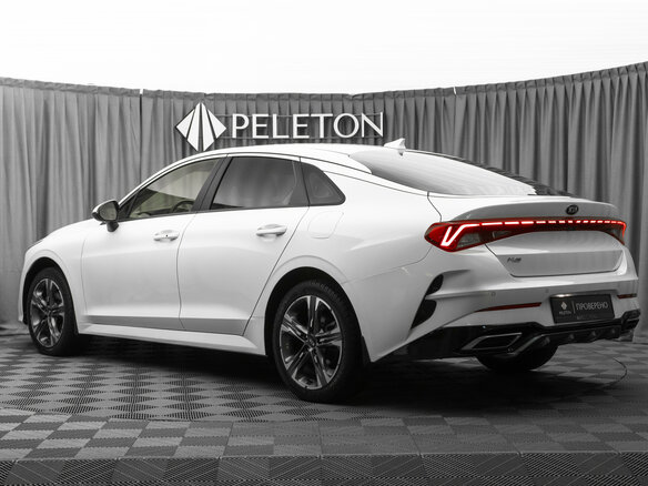 2021 Kia K5 III, белый - вид 3