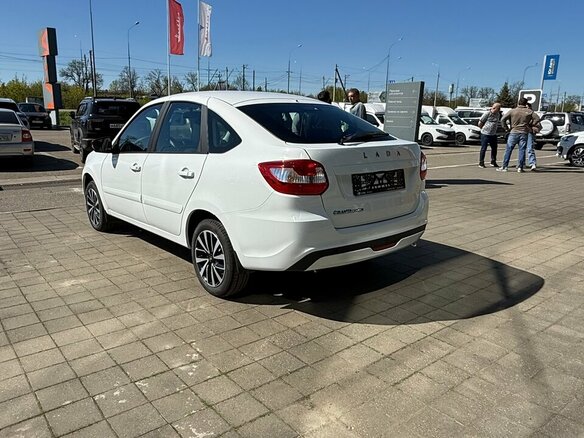 2026 Lada (ВАЗ) Granta I Рестайлинг, белый - вид 2