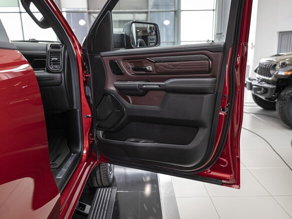 2026 Ram 1500 Crew Cab V Рестайлинг, красный - вид 21