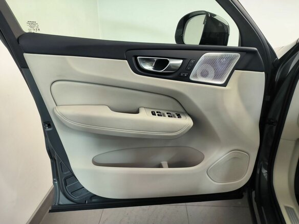 2026 Volvo XC60 II Рестайлинг 2, серый, 8600000 рублей - вид 12