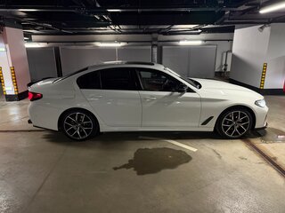 2021 BMW 5 серии 530i xDrive VII (G30/G31/G38) Рестайлинг, белый, 5000000 рублей, вид 5