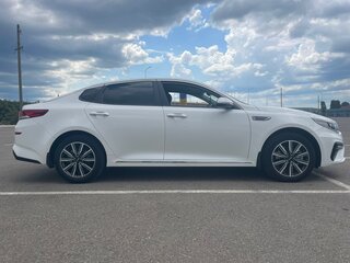 2018 Kia Optima IV Рестайлинг, белый, 1780000 рублей, вид 2