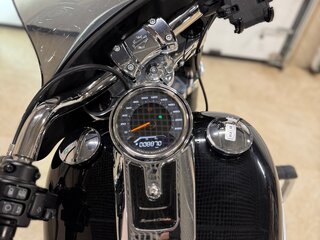 2020 Harley-Davidson Sport Glide, чёрный, 1800000 рублей, вид 4