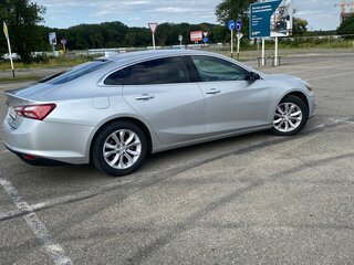 2019 Chevrolet Malibu IX Рестайлинг, серебристый, 1650000 рублей, вид 3