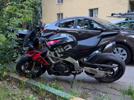 2023 Aprilia Tuono V4, чёрный, 1100000 рублей, вид 2