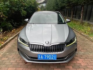 2023 Skoda Superb III Рестайлинг, серебристый, 2165000 рублей, вид 2