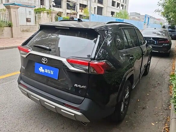 2024 Toyota RAV4 V (XA50), чёрный, 4023297 рублей - вид 2