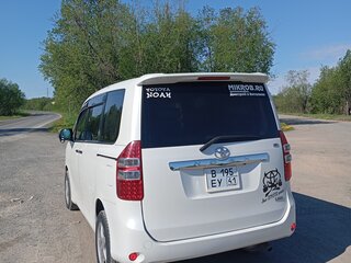 2013 Toyota Noah II (R70), белый, 1650000 рублей, вид 4