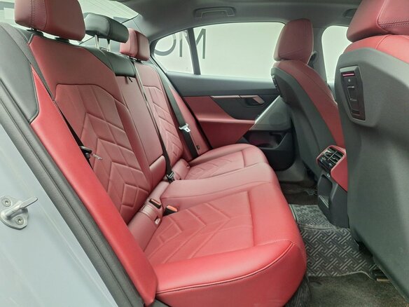 2024 BMW 5 серии 520i VIII (G60/G61/G68), серый - вид 6